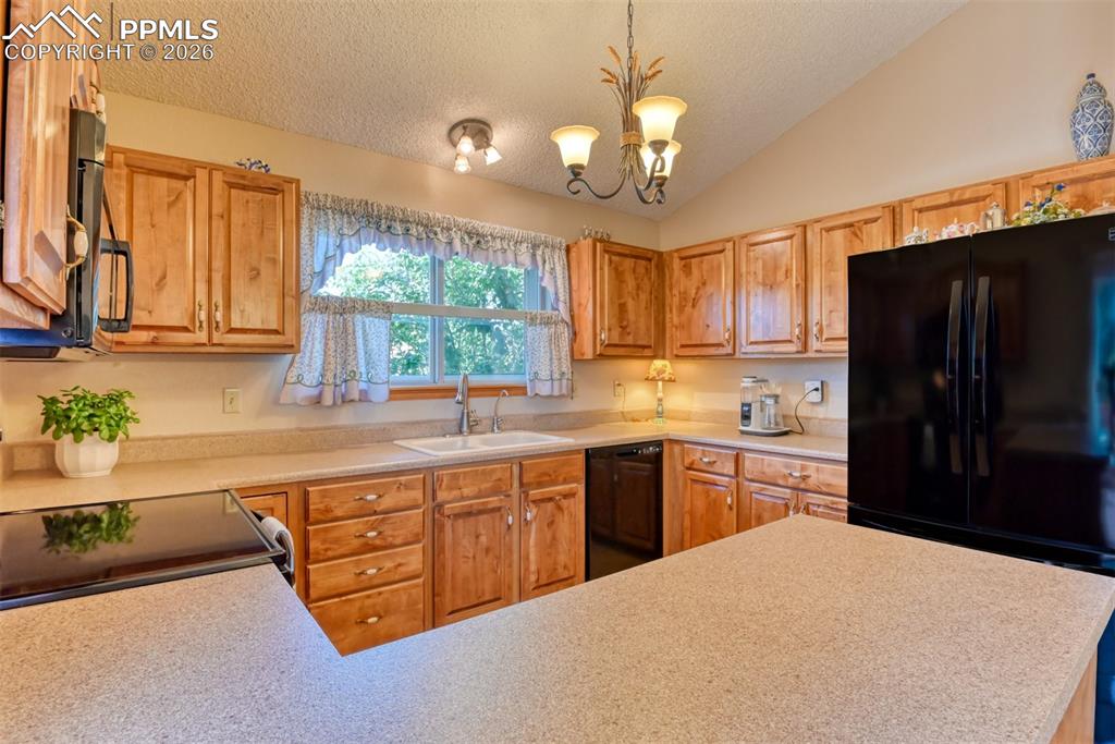Image 4 of 46: Kitchen