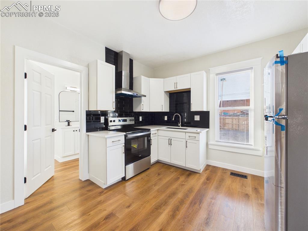 Image 18 of 32: Kitchen