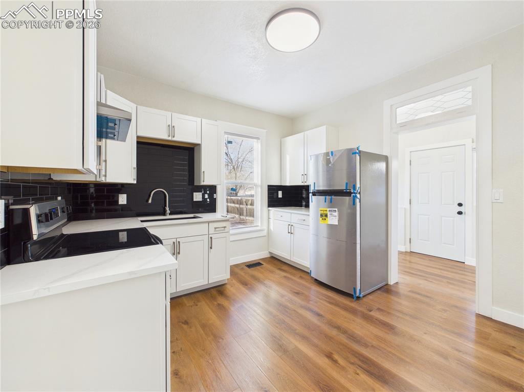 Image 19 of 32: Kitchen