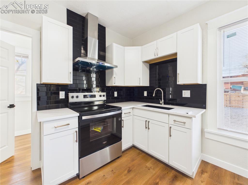 Image 21 of 32: Kitchen