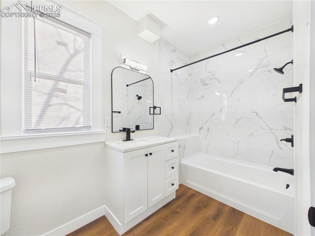 Image 22 of 32: Bathroom