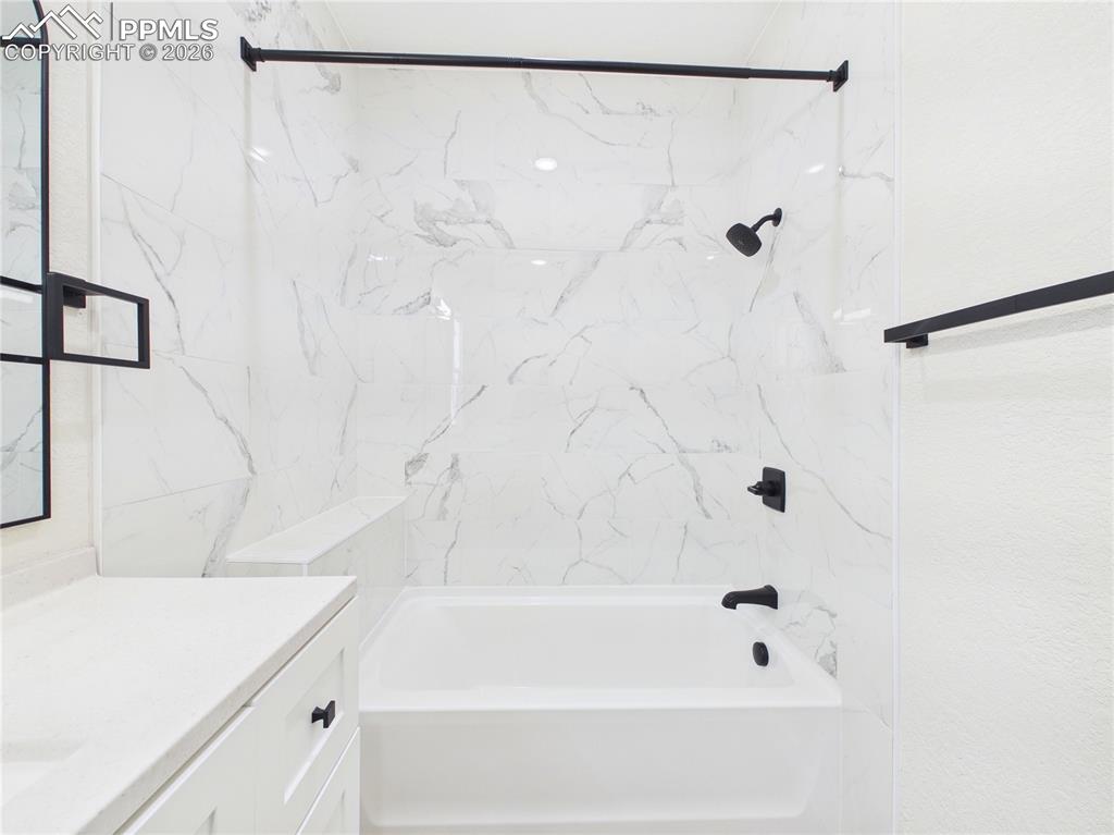 Image 23 of 32: Bathroom