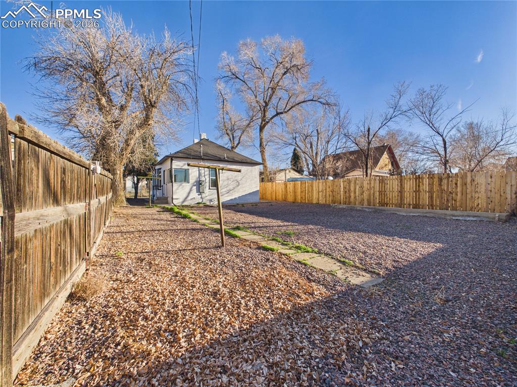 Image 29 of 32: Yard