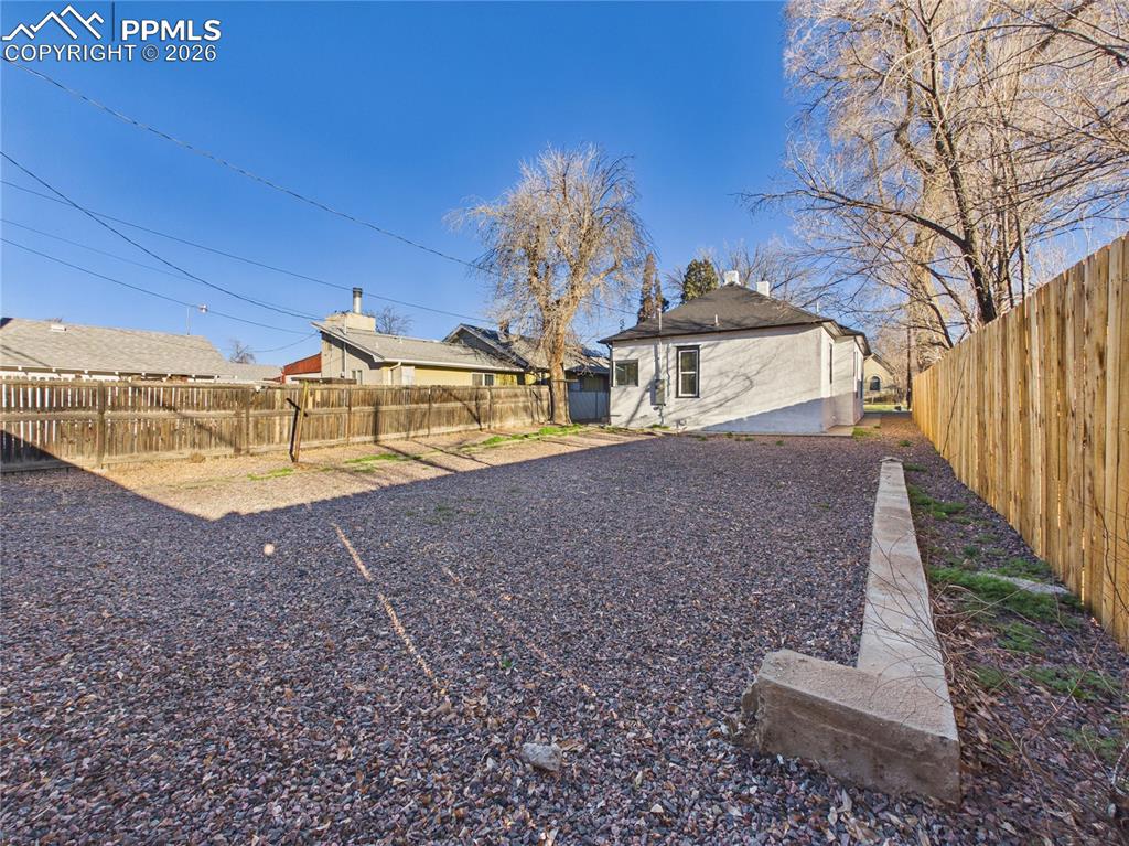 Image 30 of 32: Yard