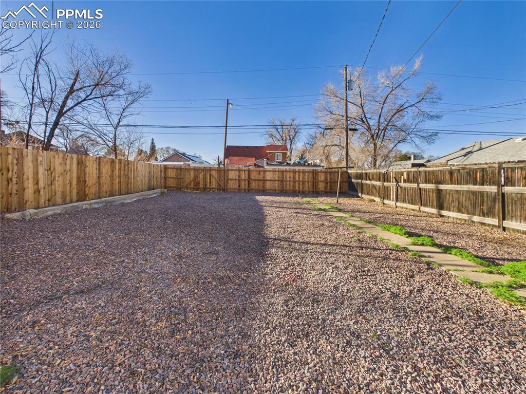 Image 31 of 32: Yard