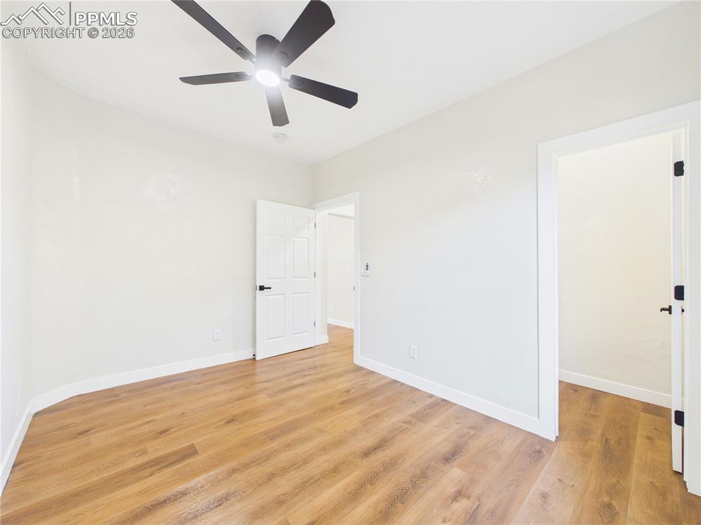 Image 7 of 32: Bedroom