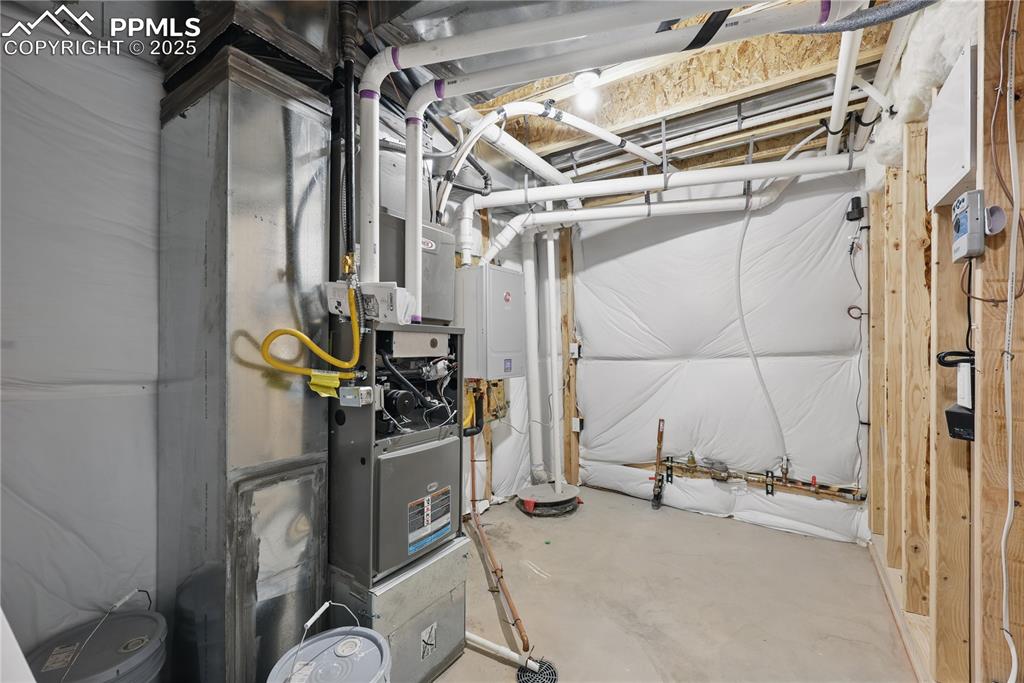 Image 25 of 25: Utility room