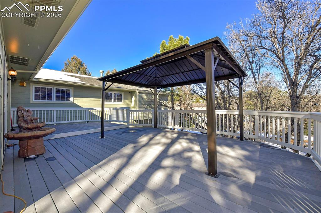 Image 10 of 50: Deck