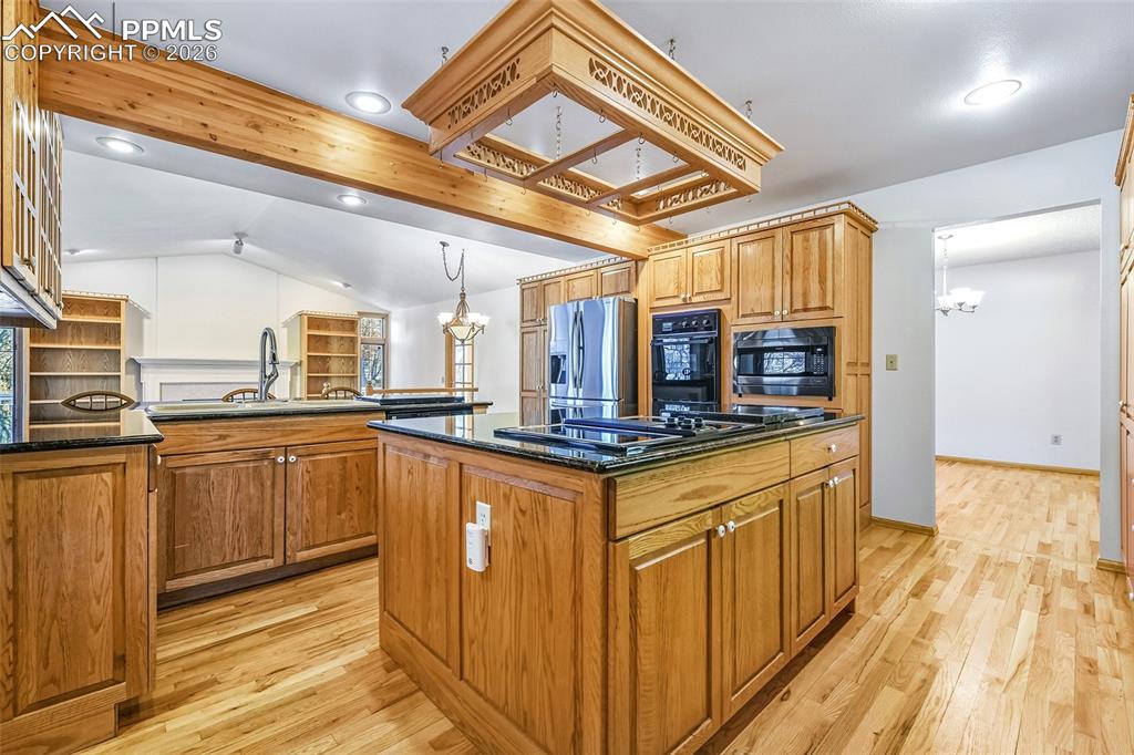 Image 18 of 50: Kitchen