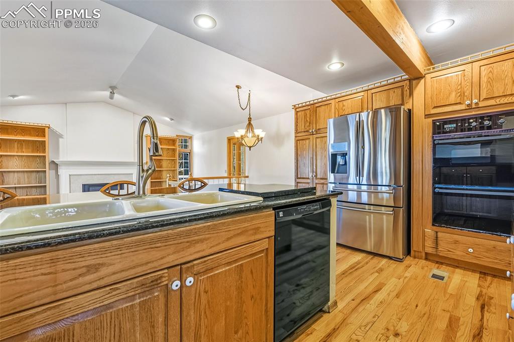 Image 19 of 50: Kitchen