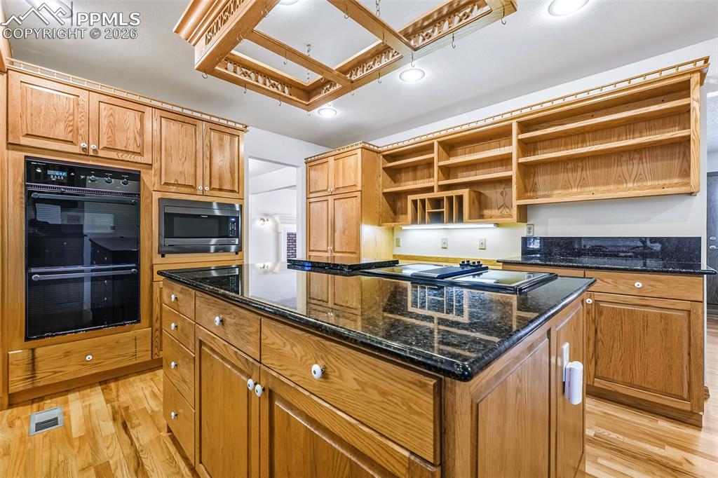 Image 20 of 50: Kitchen