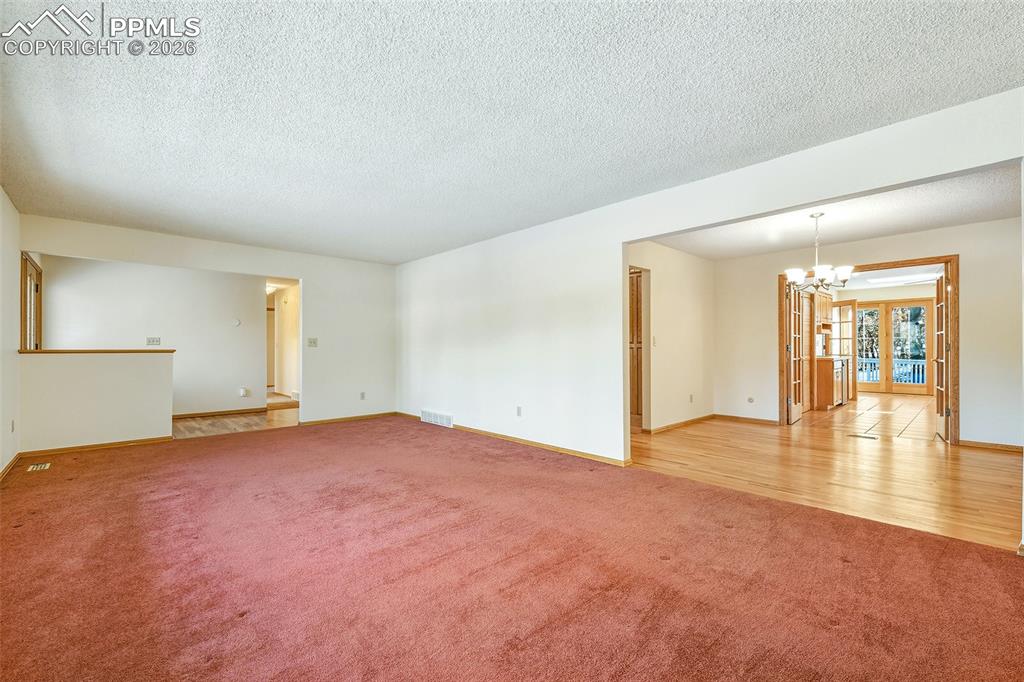 Image 37 of 50: Living Room