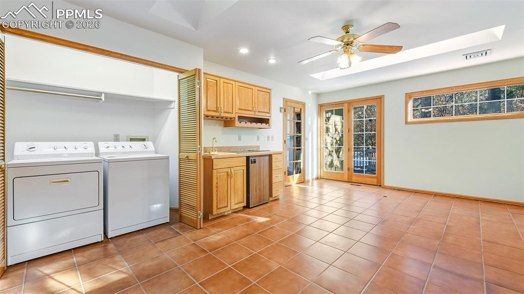 Image 43 of 50: Laundry