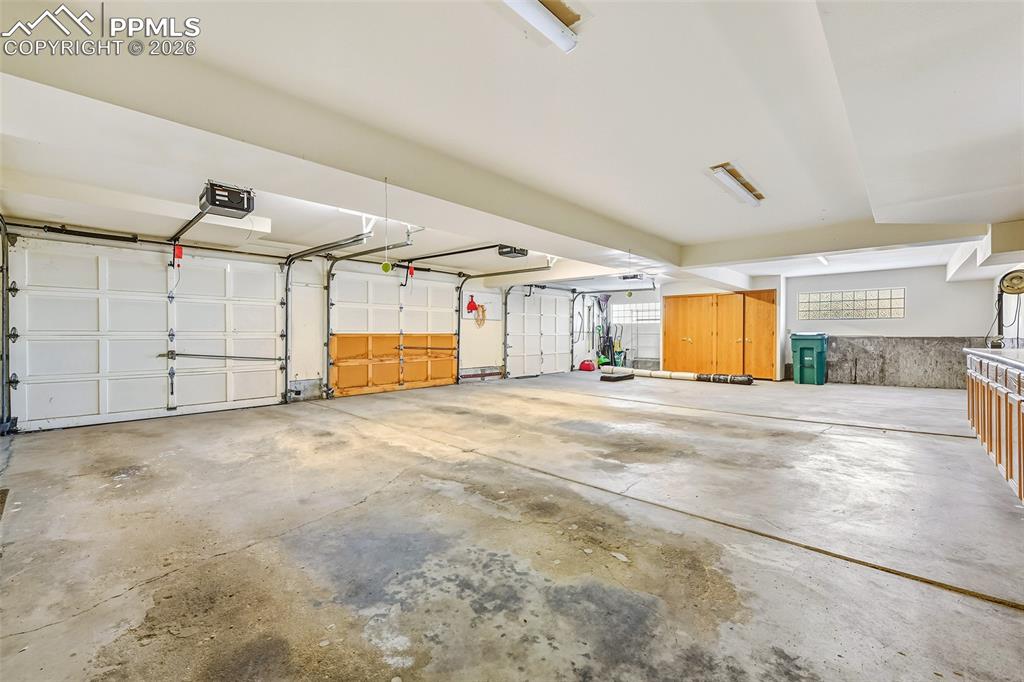 Image 47 of 50: Garage