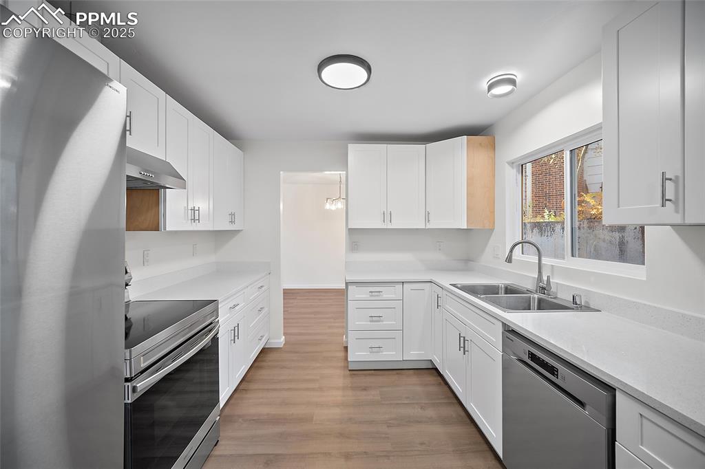 Image 11 of 50: Kitchen