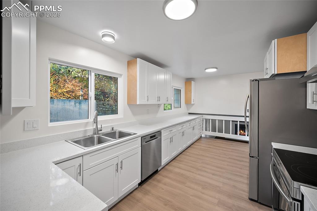 Image 12 of 50: Kitchen