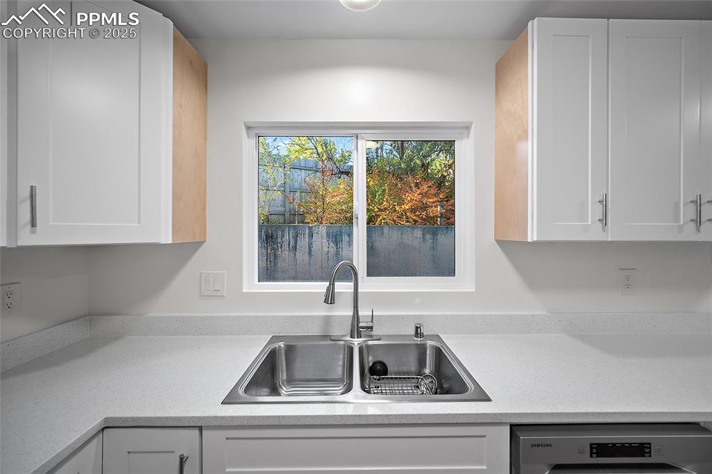 Image 13 of 50: Kitchen