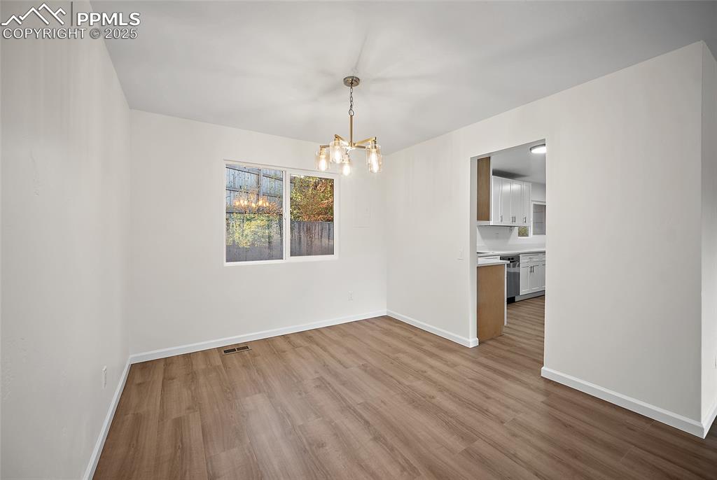 Image 14 of 50: Dining Area