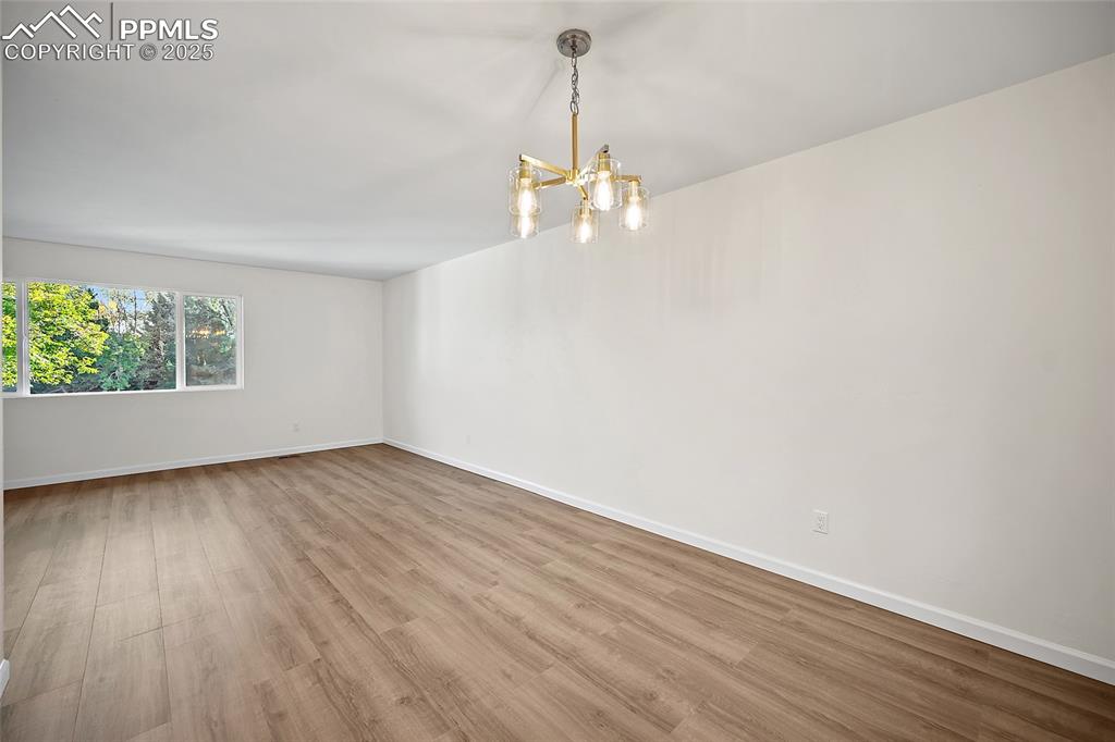 Image 15 of 50: Dining Area