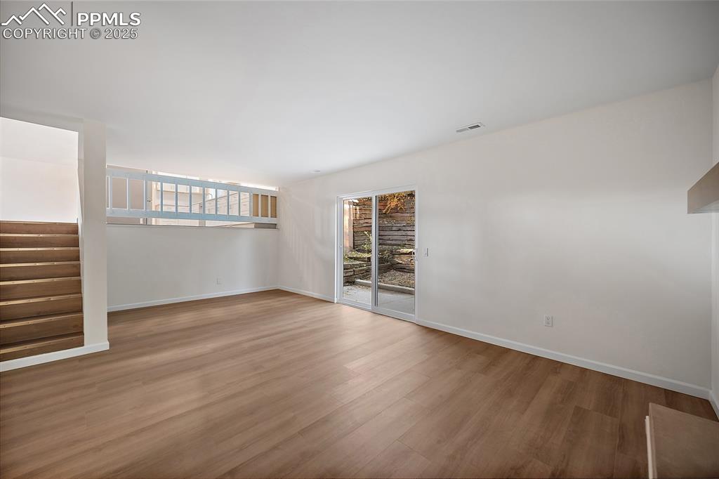 Image 27 of 50: Living Room