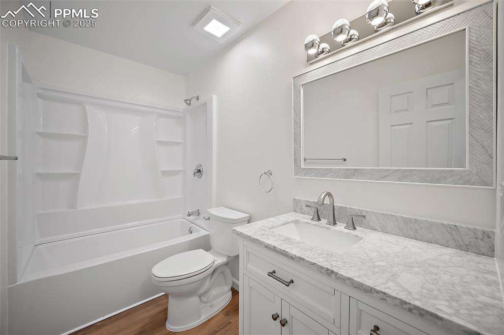 Image 31 of 50: Bathroom