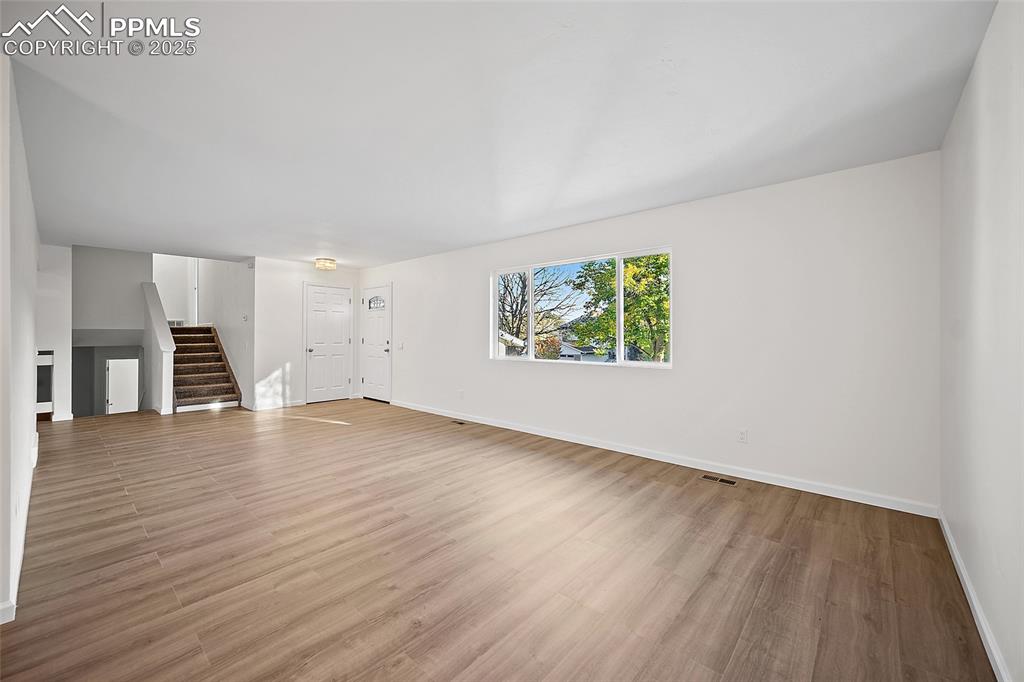 Image 6 of 50: Living Room