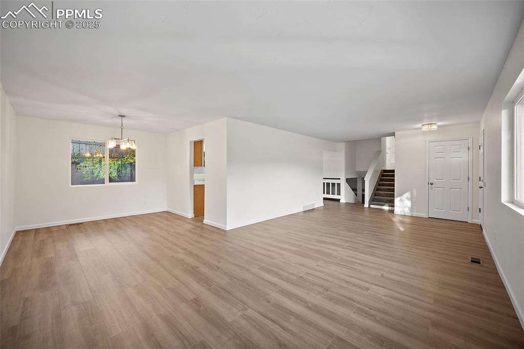 Image 7 of 50: Living Room