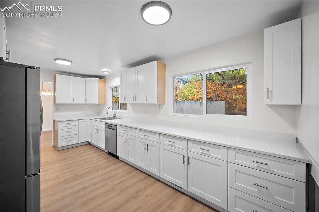 Image 9 of 50: Kitchen