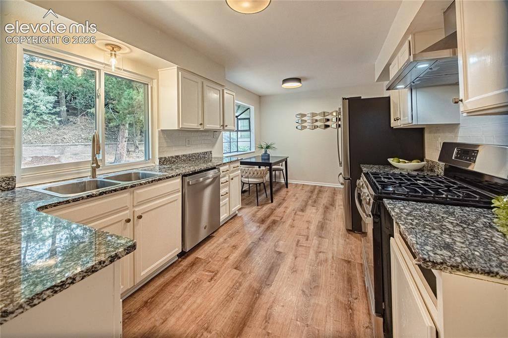 Image 11 of 46: Kitchen