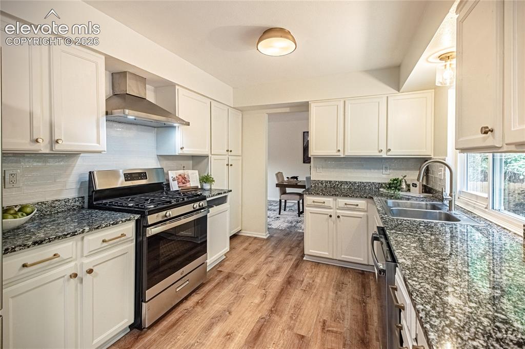 Image 12 of 46: Kitchen
