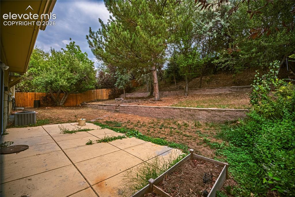 Image 39 of 46: Yard