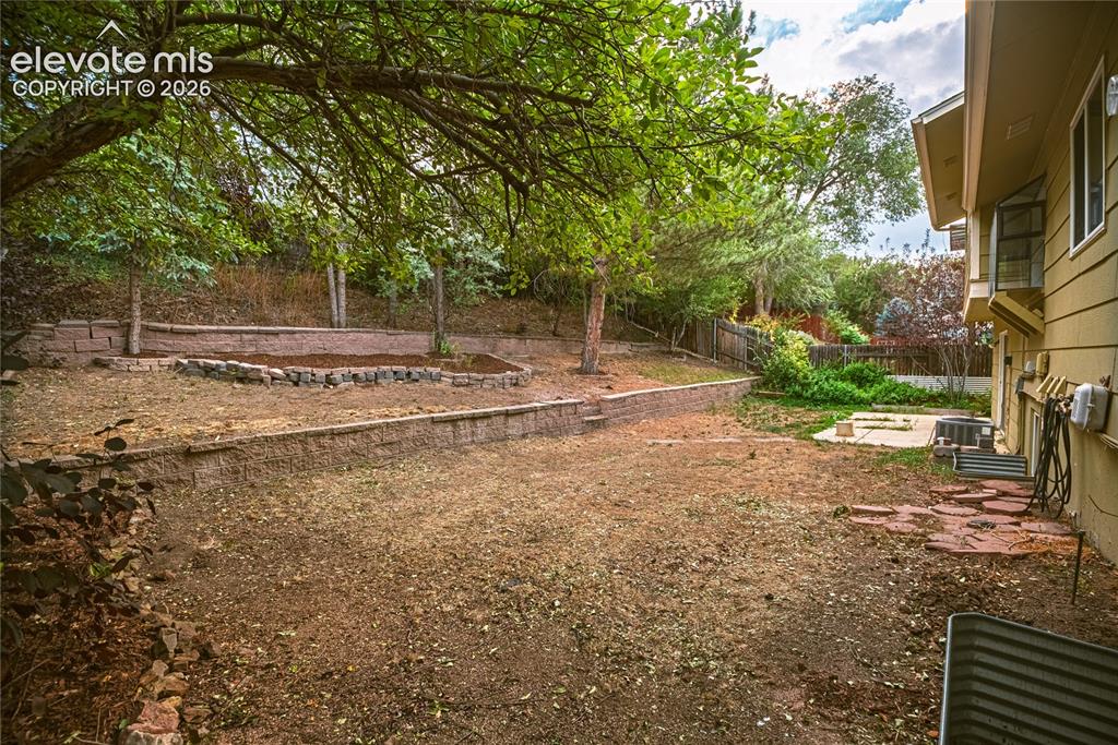 Image 41 of 46: Yard