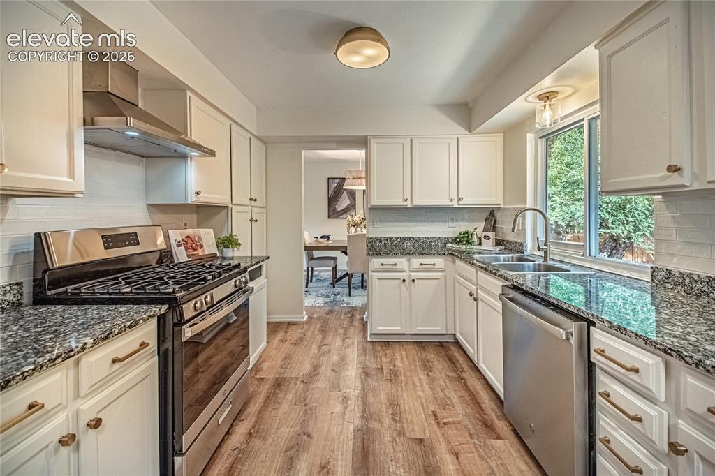 Image 9 of 46: Kitchen
