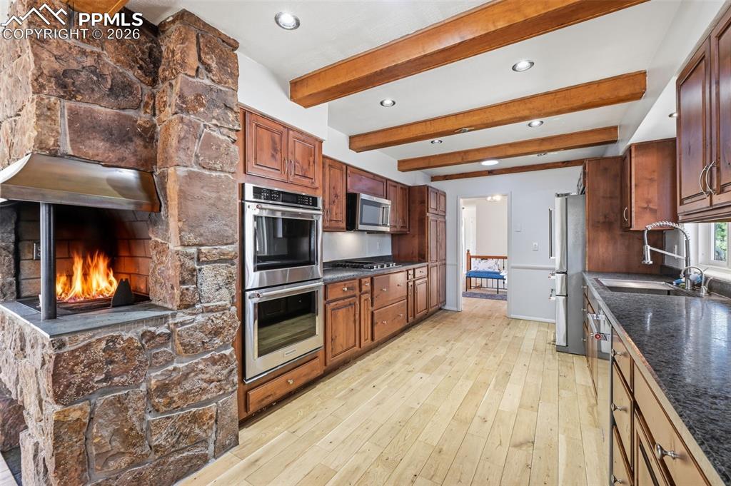 Image 10 of 42: Kitchen