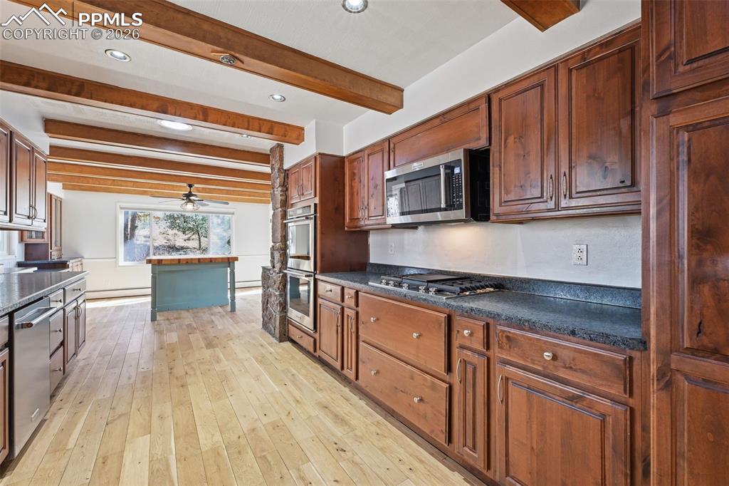 Image 14 of 42: Kitchen