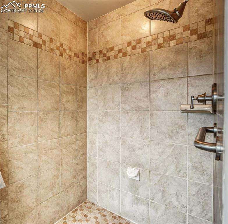 Image 18 of 42: Bathroom