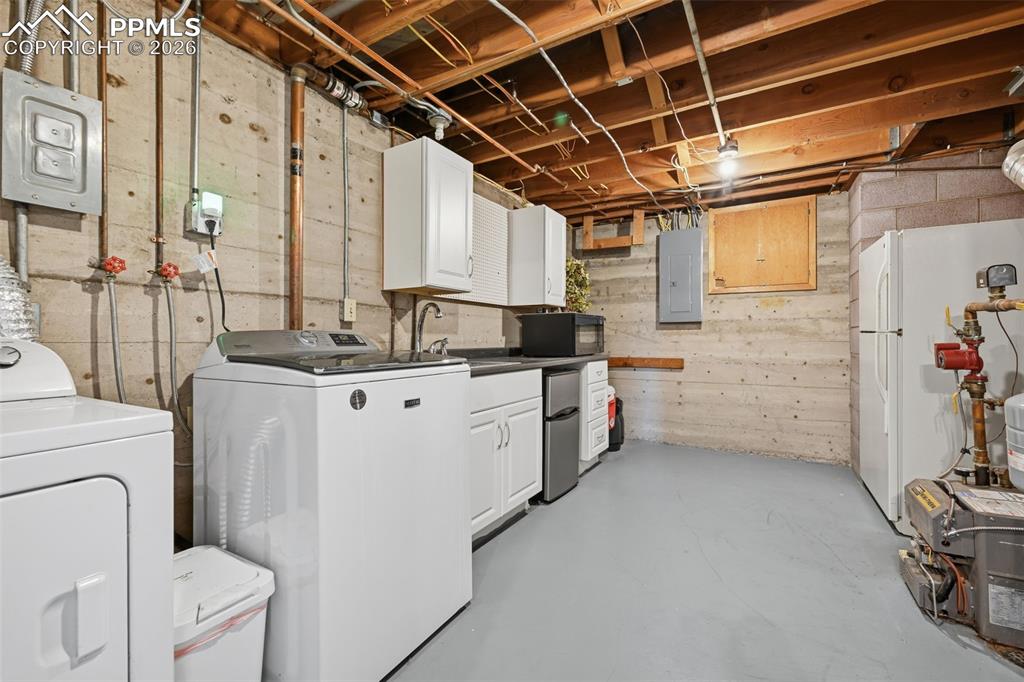 Image 32 of 42: Laundry