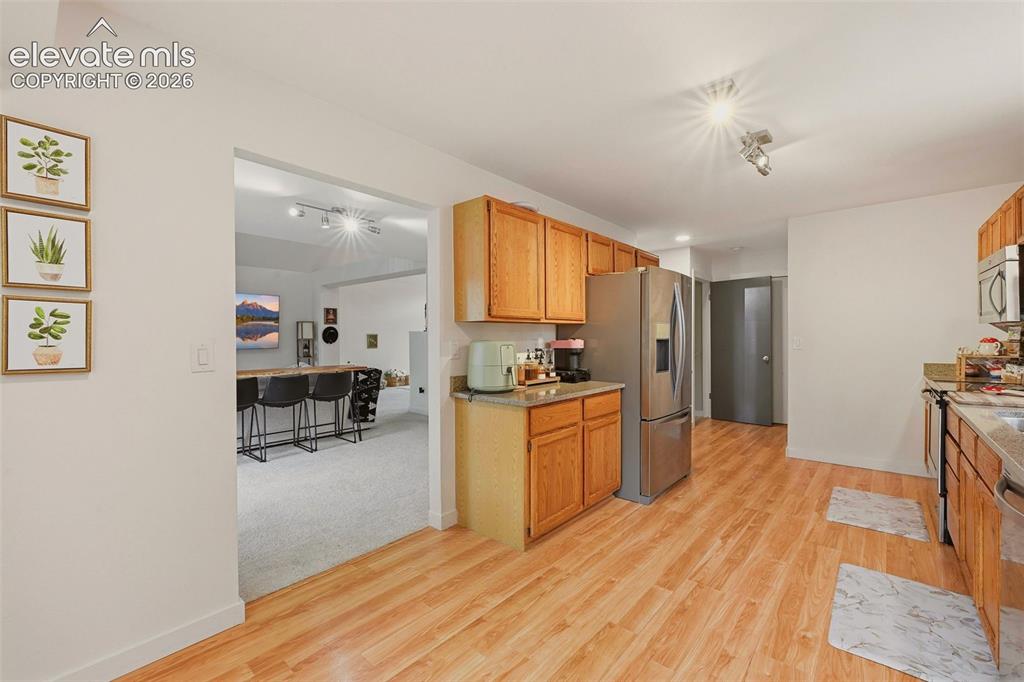 Image 18 of 39: Kitchen