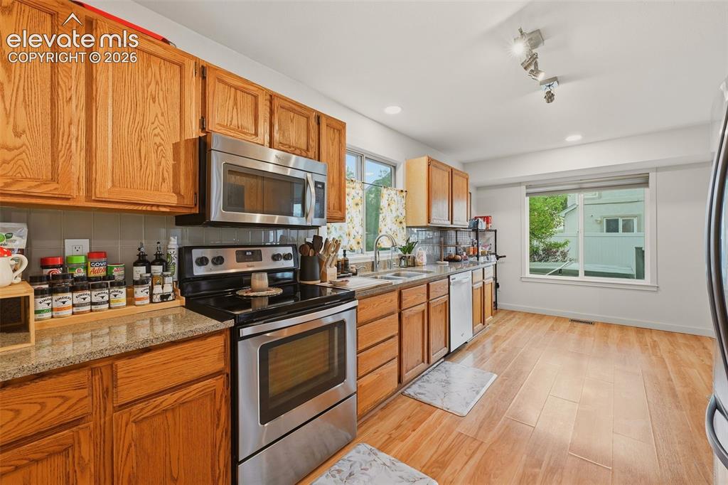 Image 19 of 39: Kitchen