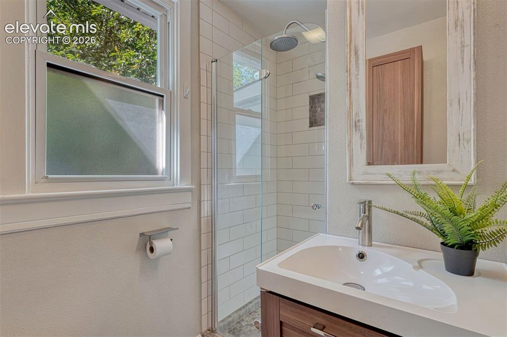 Image 13 of 26: Bathroom