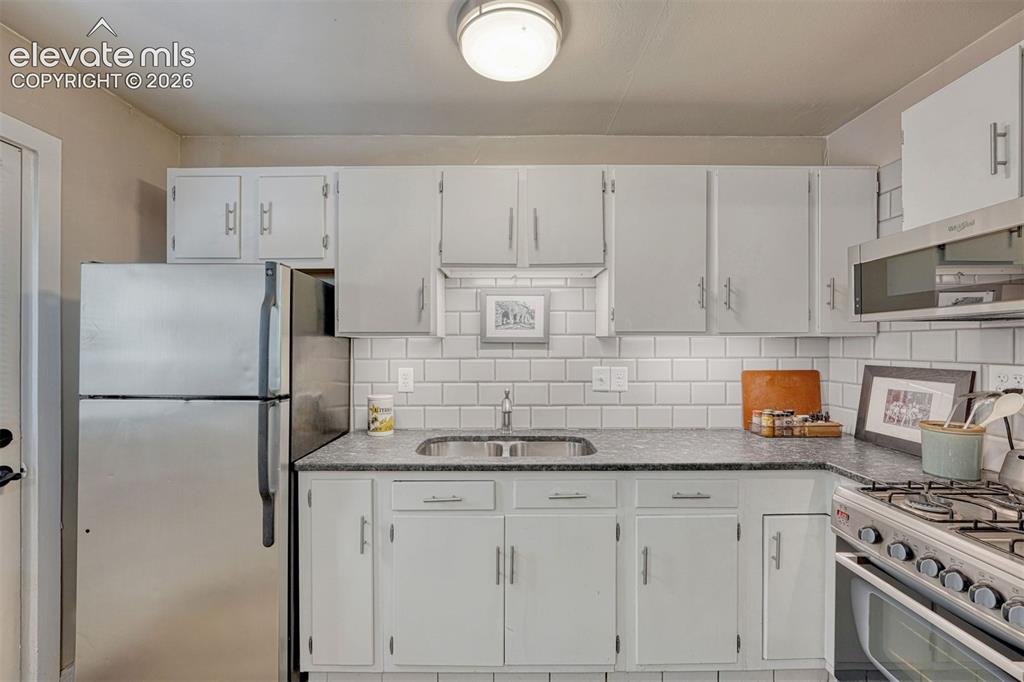 Image 2 of 26: Kitchen