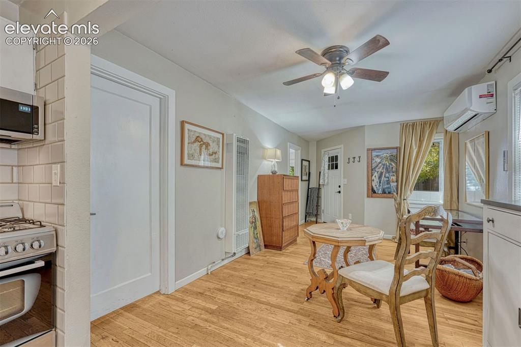 Image 4 of 26: Dining Area