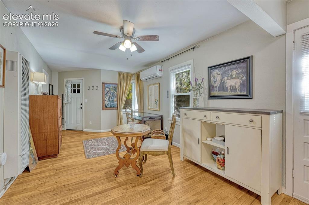 Image 7 of 26: Dining Area