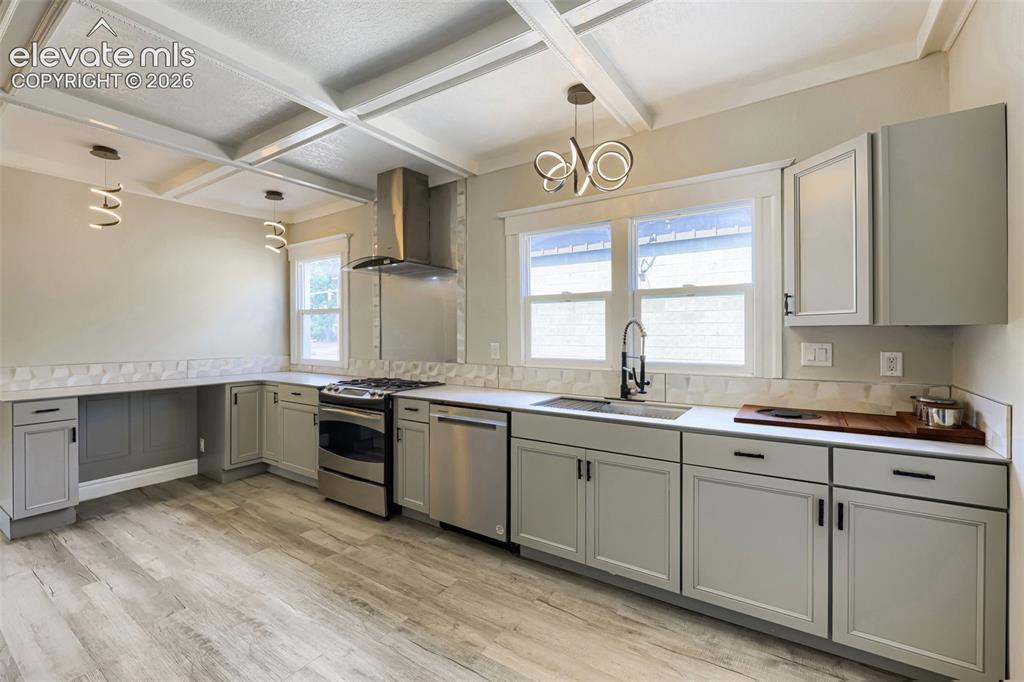 Image 4 of 30: Kitchen