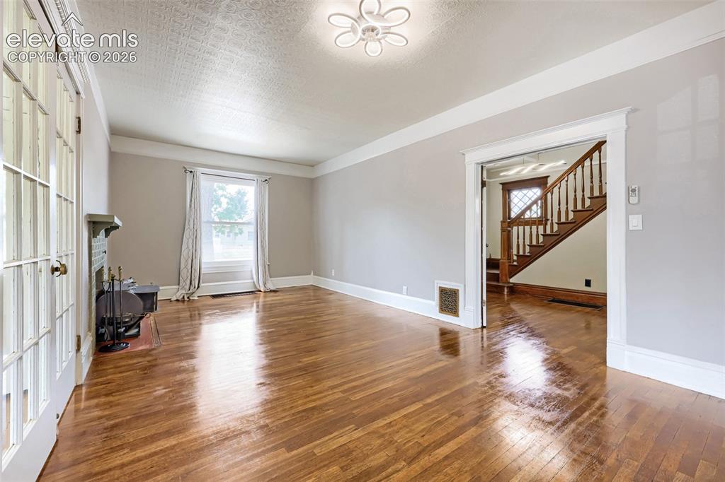 Image 7 of 30: Living Room