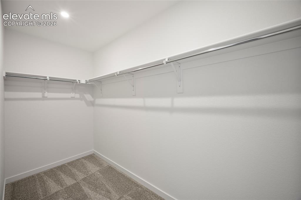 Image 21 of 29: Closet