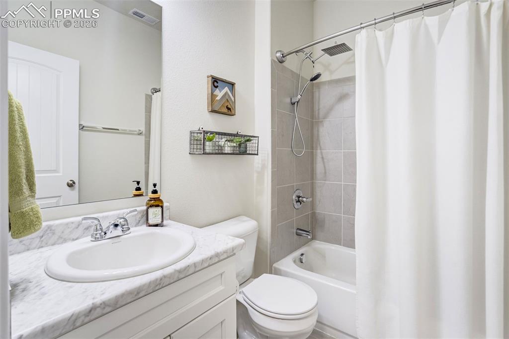 Image 19 of 45: Main Floor Bathroom