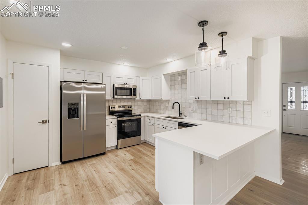 Image 10 of 32: Kitchen