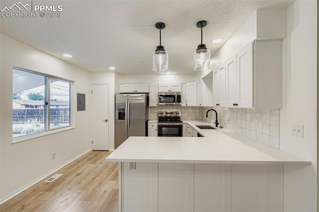 Image 11 of 32: Kitchen