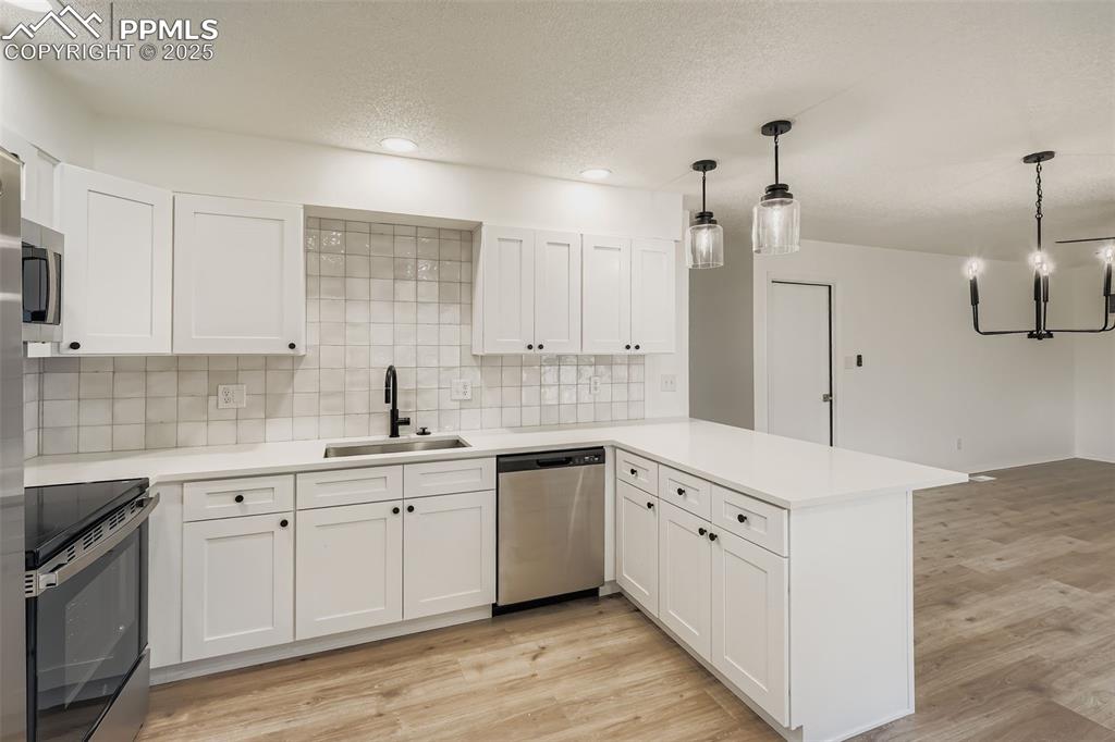 Image 9 of 32: Kitchen